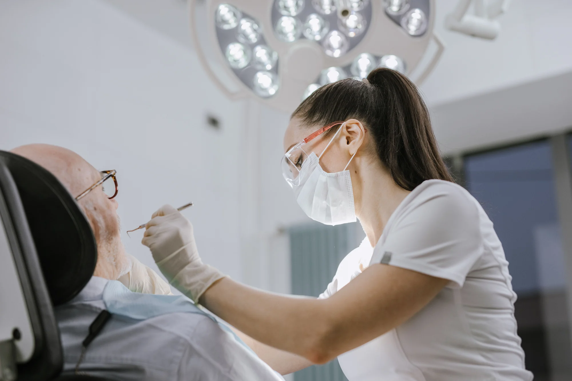 Dentista trabalhando com atenção durante um atendimento